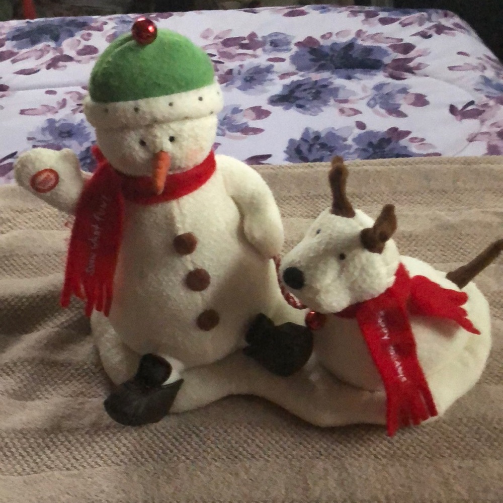 Hallmark classic snowman with dog  deer. EUC. Nice piece. 😘🌷🌷